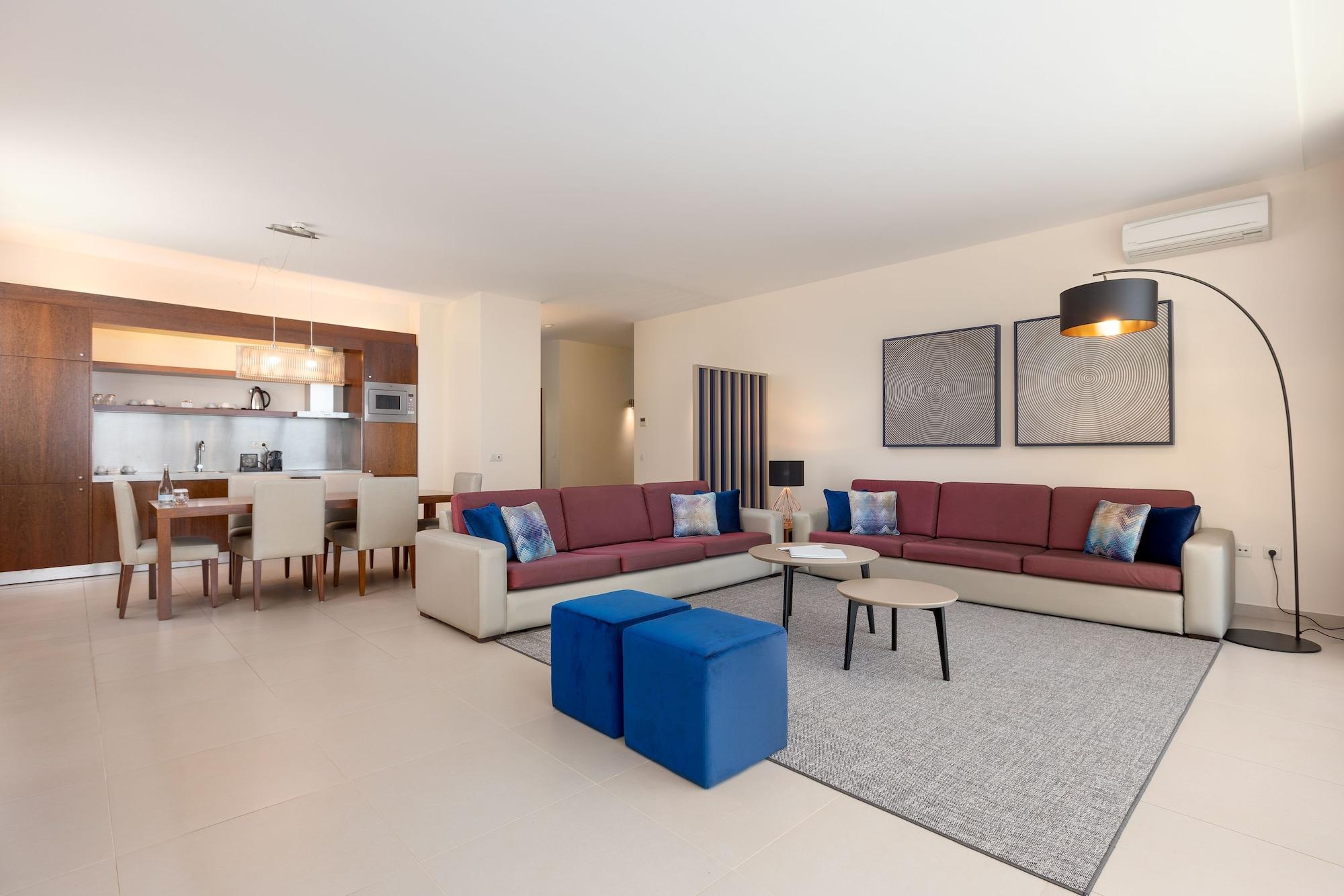 The Westin Salgados Beach Resort, Algarve Албуфейра Екстер'єр фото A living room with a floor lamp